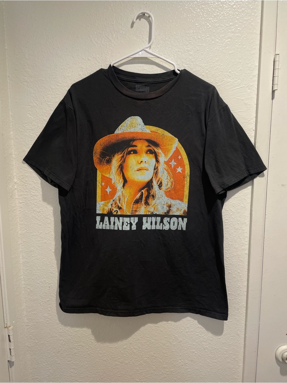 🤠 American Classics Lainey Wilson Western Arch Photo Tee L